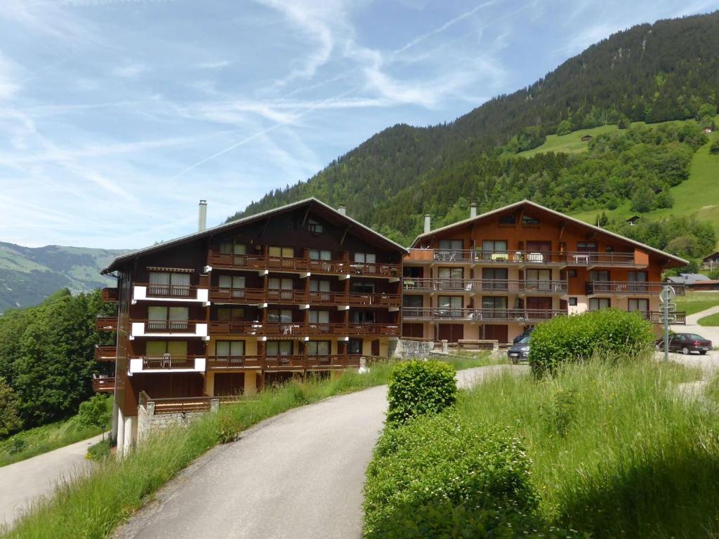 a building on the side of a road next to a mountain at Appartement cosy 6 pers, 2 ch, au pied des pistes, cœur du village, balcon sud, tout confort - FR-1-342-233 in Beaufort