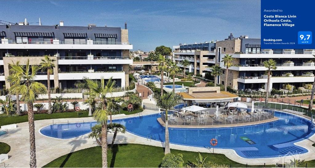 een uitzicht op een resort met een groot zwembad bij Costa Blanca Livin Orihuela Costa, Flamenca Village in Orihuela