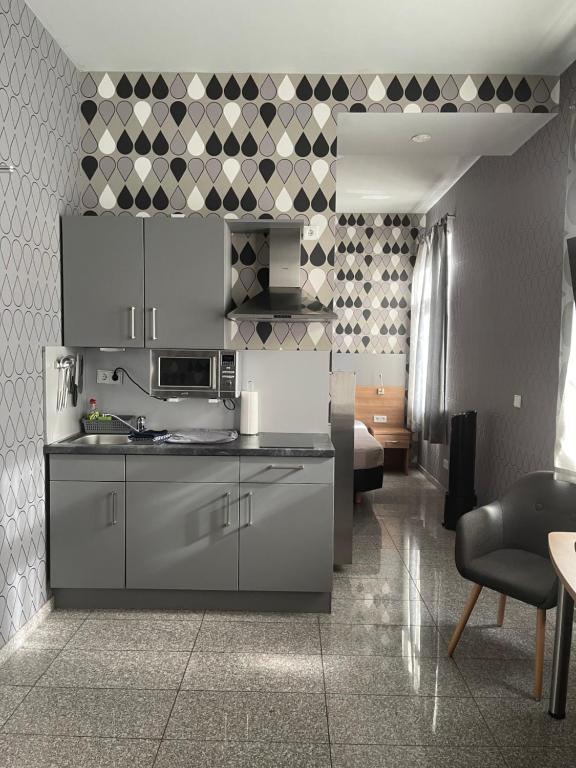 Kuchyň nebo kuchyňský kout v ubytování Hotel Mythos "Apartments"