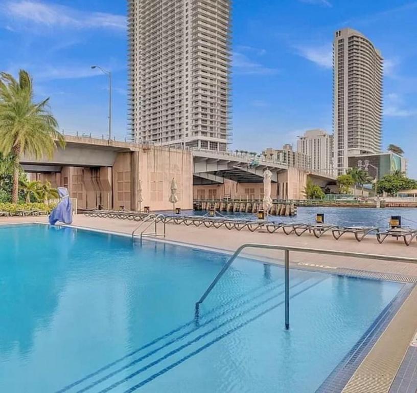 una gran piscina en una ciudad con edificios altos en Upscale Resort 4 Bedrooms 3 bath en Hallandale Beach