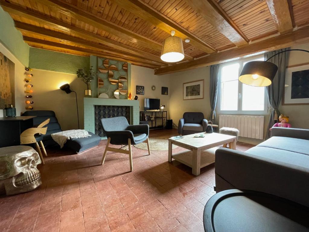 un salon rempli de meubles et d'une cheminée dans l'établissement Le Doux Douillet Beauval à 5mn du Zoo - Gite Familial en Hypercentre de Saint-Aignan, à Saint-Aignan