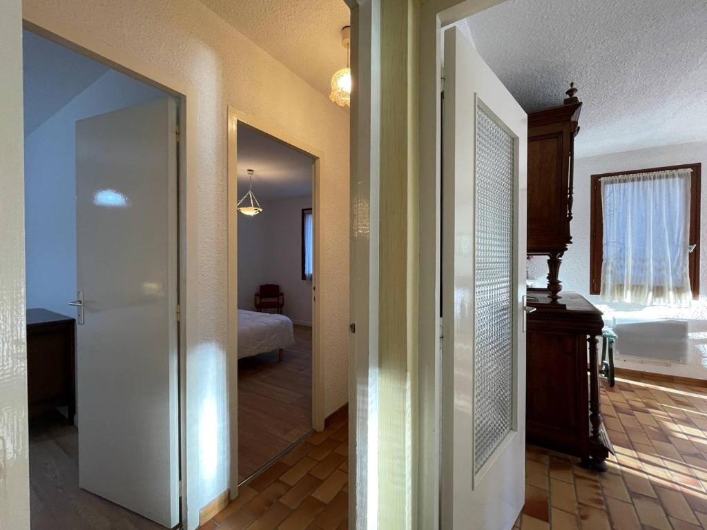a hallway with a door leading to a bedroom at Appartement Briançon, 3 pièces, 6 personnes - FR-1-330C-124 in Briançon