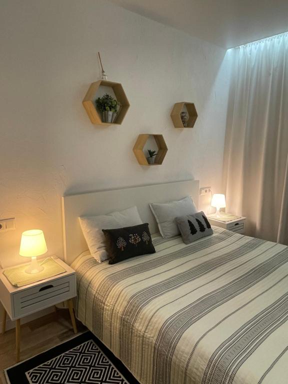 1 dormitorio con 1 cama grande y 2 mesitas de noche en Scandinavian apartment на Марсельской, en Kryzhanivka
