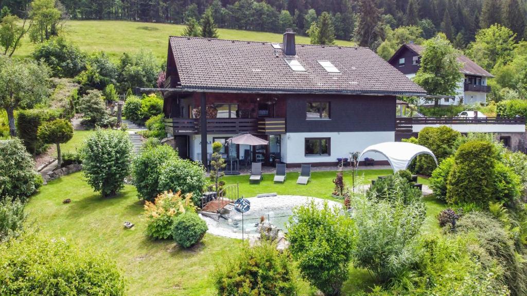 Haus Blattert - Neuglashütten في فيلدبرج: اطلالة جوية على منزل مع حديقة