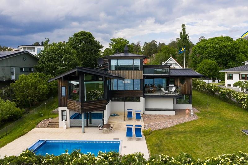 ein großes Haus mit Pool im Hinterhof in der Unterkunft Exklusive rental of the Entire Spacious Ground Floor in Sollentuna