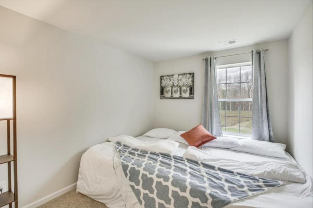 um quarto com uma cama e uma janela em Air Home , New Jersey, year 2023 em Sicklerville