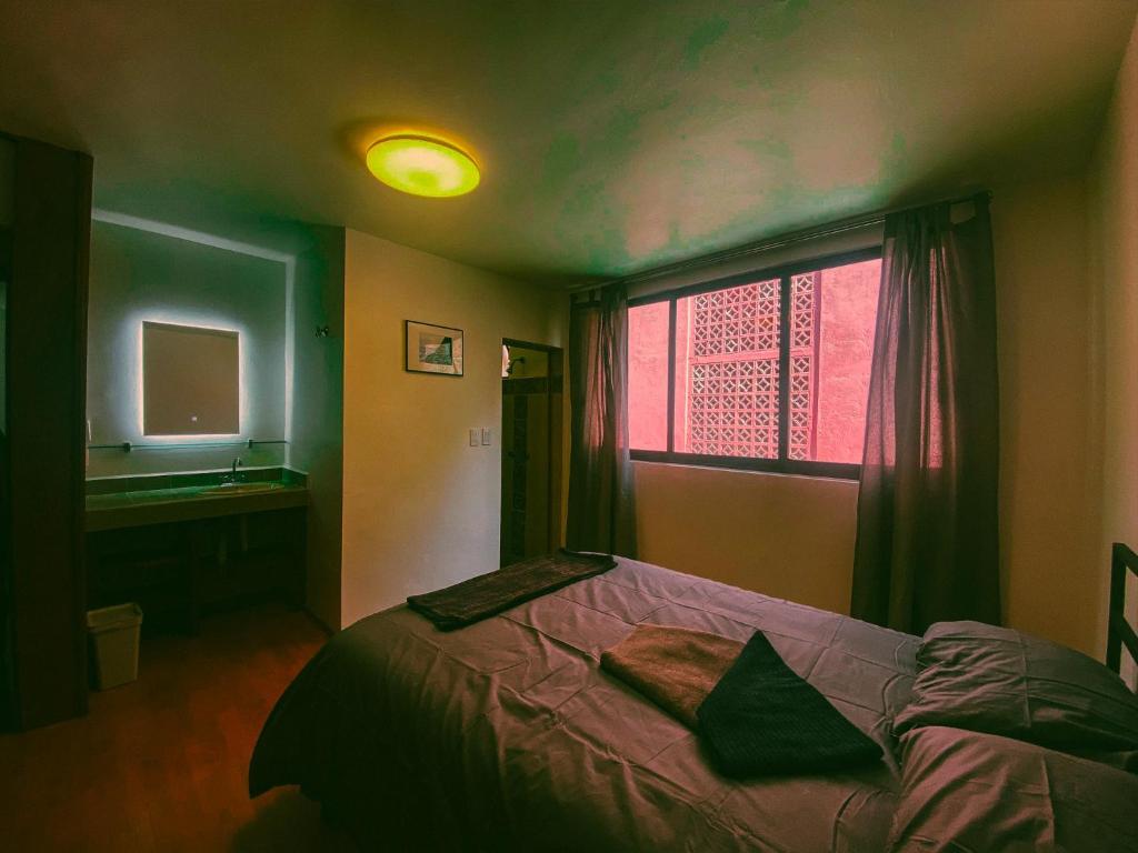 Llit o llits en una habitació de Central & Cozy Studio with Rooftop View 1
