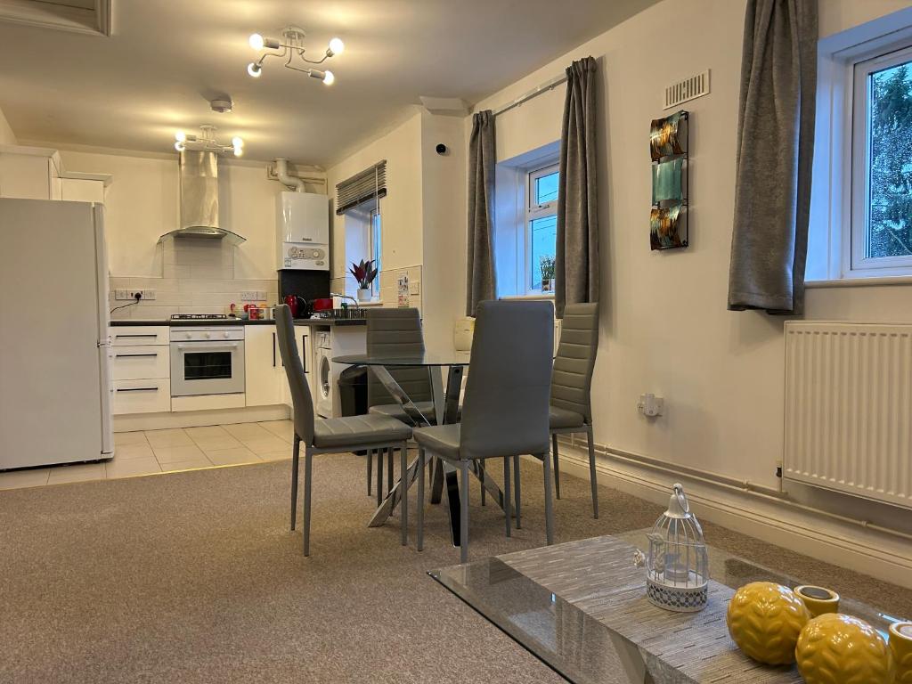 a kitchen and dining room with a table and chairs at Elegant Serviced Apartment with Parking in Oxford in Oxford