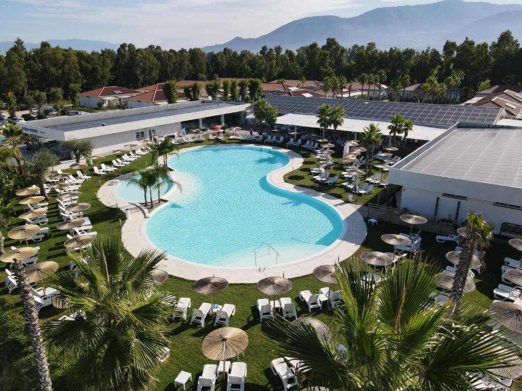 Výhľad na bazén v ubytovaní Resort Acqua di Venere alebo v jeho blízkosti