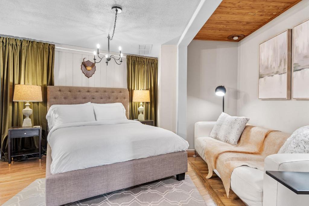 Black Forest Inn Bed & Breakfast - Reina Suite