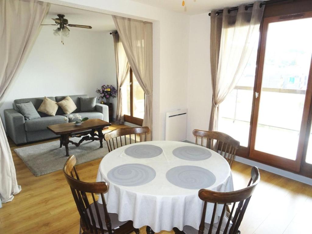 un salon avec une table et un canapé dans l'établissement Residence L'alize - Au fil du lac - Entre Lac et Montagnes, charmant appartement ! MAE-6474, à Aix-les-Bains