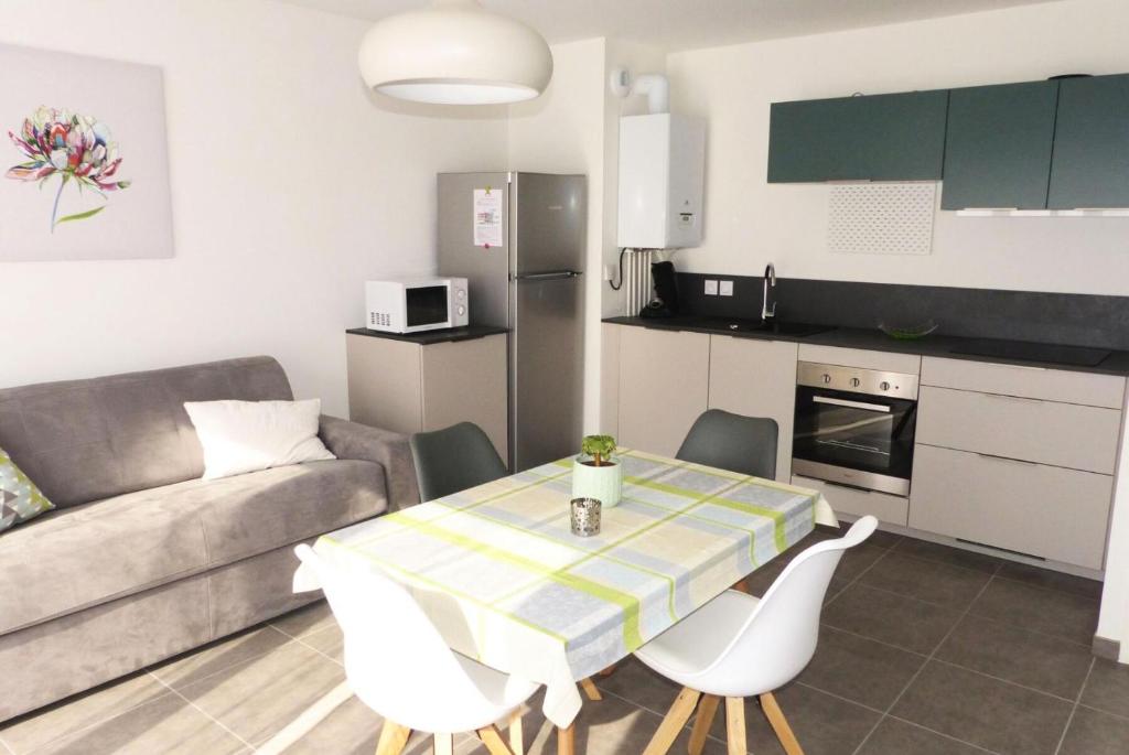 une cuisine et un salon avec une table et des chaises dans l'établissement Résidence Terrasses Des Thermes - Belles Prestations pour ce joli 2 pièces ! à deux pas des Thermes ! MAE-6634, à Aix-les-Bains
