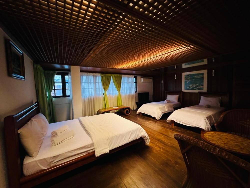 a bedroom with two beds in a room at I Villa in in Kuala Lumpur