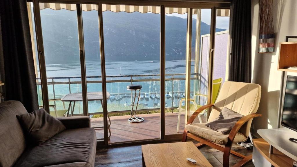 un salon avec vue sur l'océan dans l'établissement Résidence Les Belles Rives E - Magnifique et imprenable vue sur le Lac du Bourget ! MAE-6434, à Aix-les-Bains