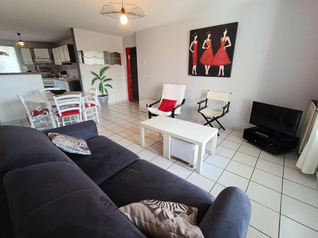un salon avec un canapé bleu et une table dans l'établissement Résidence La Cerisaie - Spacieux appartement pour 6 personnes ! MAE-6444, à Aix-les-Bains
