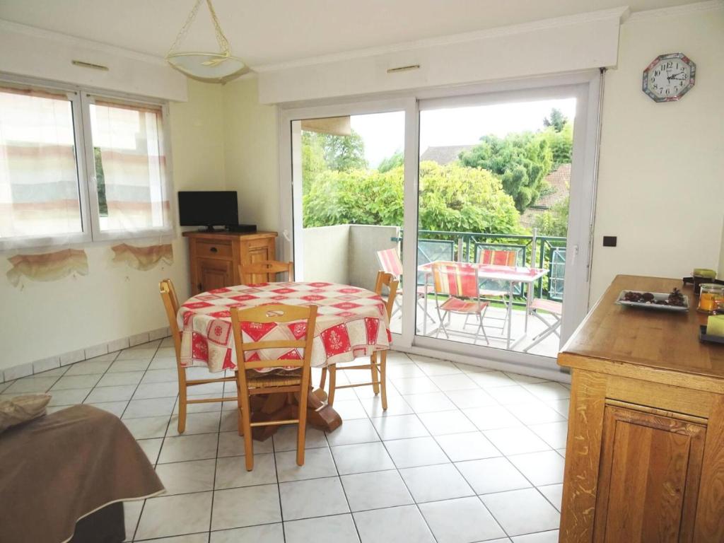 Il dispose d'un balcon et d'une cuisine avec une table et des chaises. dans l'établissement Residence Aix Parc - Dans cadre verdoyant, logement paisible pour 4 personnes ! MAE-6454, à Aix-les-Bains
