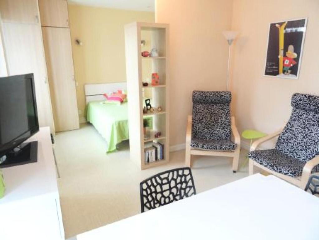 un salon avec deux chaises et une télévision dans l'établissement Résidence Montcalm C - Logement douillet dans Résidence avec Piscine et Tennis ! MAE-6844, à Aix-les-Bains