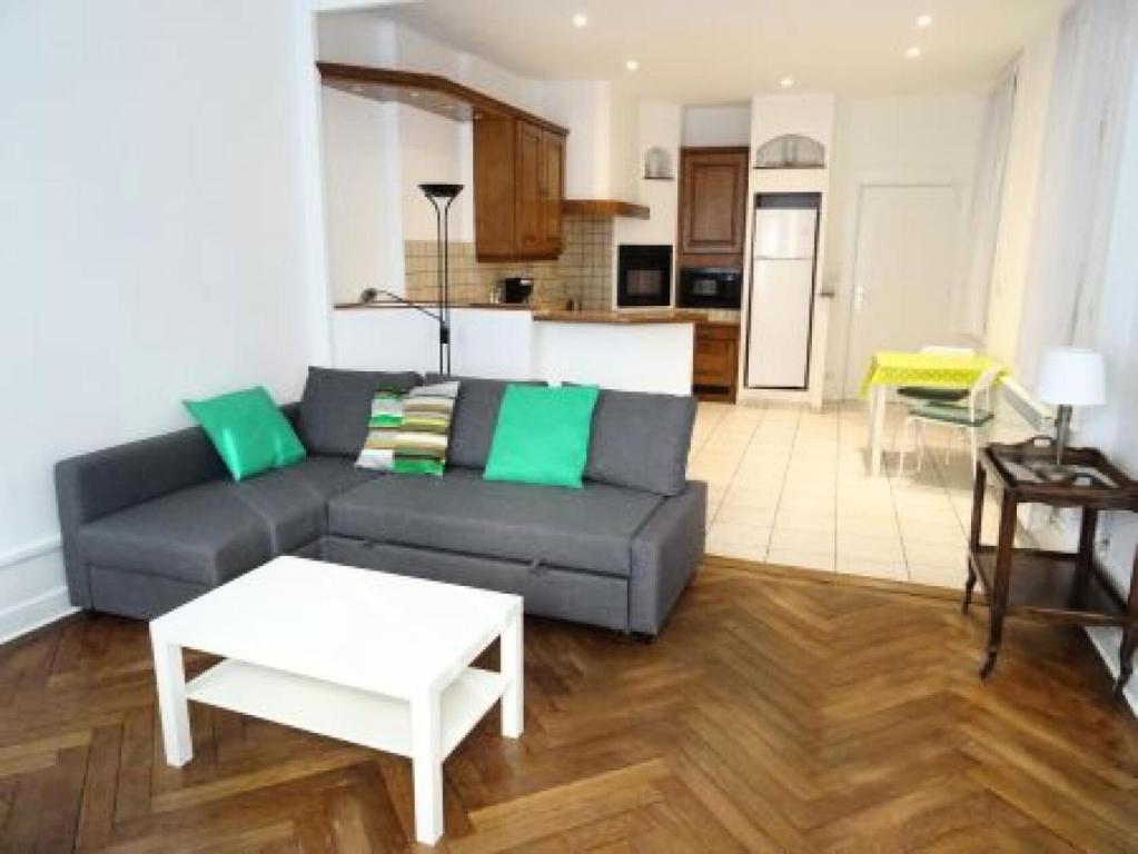 un salon avec un canapé et une table dans l'établissement Résidence La Maison Sulpice - Au coeur de la rue Piétonne, très central, spacieux ! MAE-6544, à Aix-les-Bains
