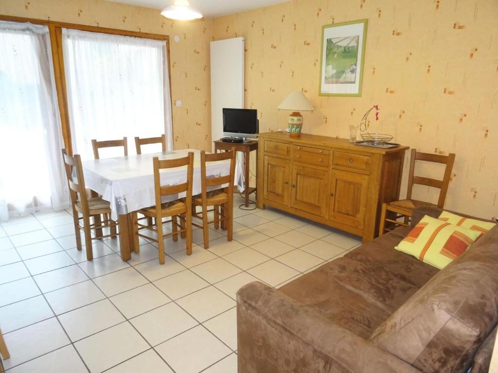 uma sala de estar com uma mesa e cadeiras e um sofá em Residence L'albizia - 2 Pièces pour 4 Personnes 594 em Aix-les-Bains