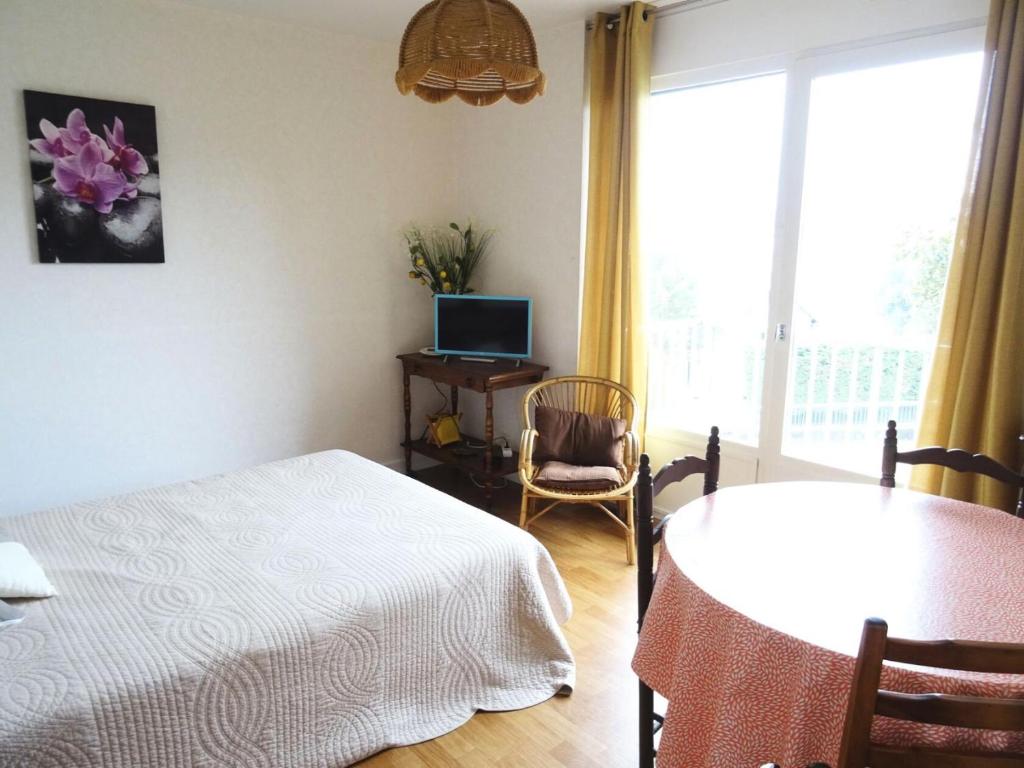 une chambre avec un lit et un bureau avec une télévision dans l'établissement Résidence Montcalm C - Coquet appartement avec piscine et tennis dans la résidence ! MAE-6854, à Aix-les-Bains