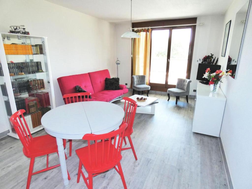 un salon avec une table et des chaises rouges dans l'établissement Residence L'alize - Entre Lac et Montagnes, acceuillant et douillet logement ! MAE-6684, à Aix-les-Bains