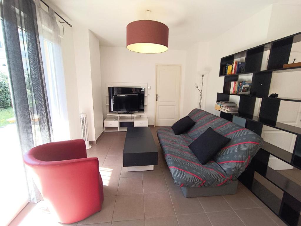 un salon avec un canapé et une télévision dans l'établissement Residence Immocite - Agréable logement avec sa grande agréable terrasse et terrain clos ! MAE-6694, à Aix-les-Bains