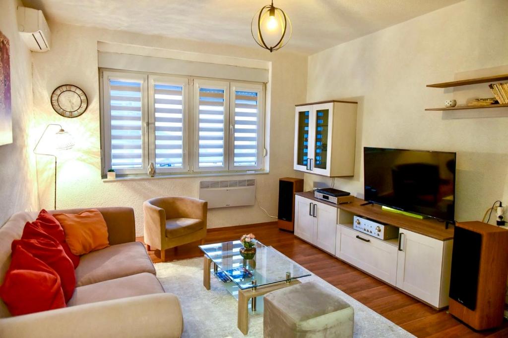 Μια τηλεόραση ή/και κέντρο ψυχαγωγίας στο MIB Apartment