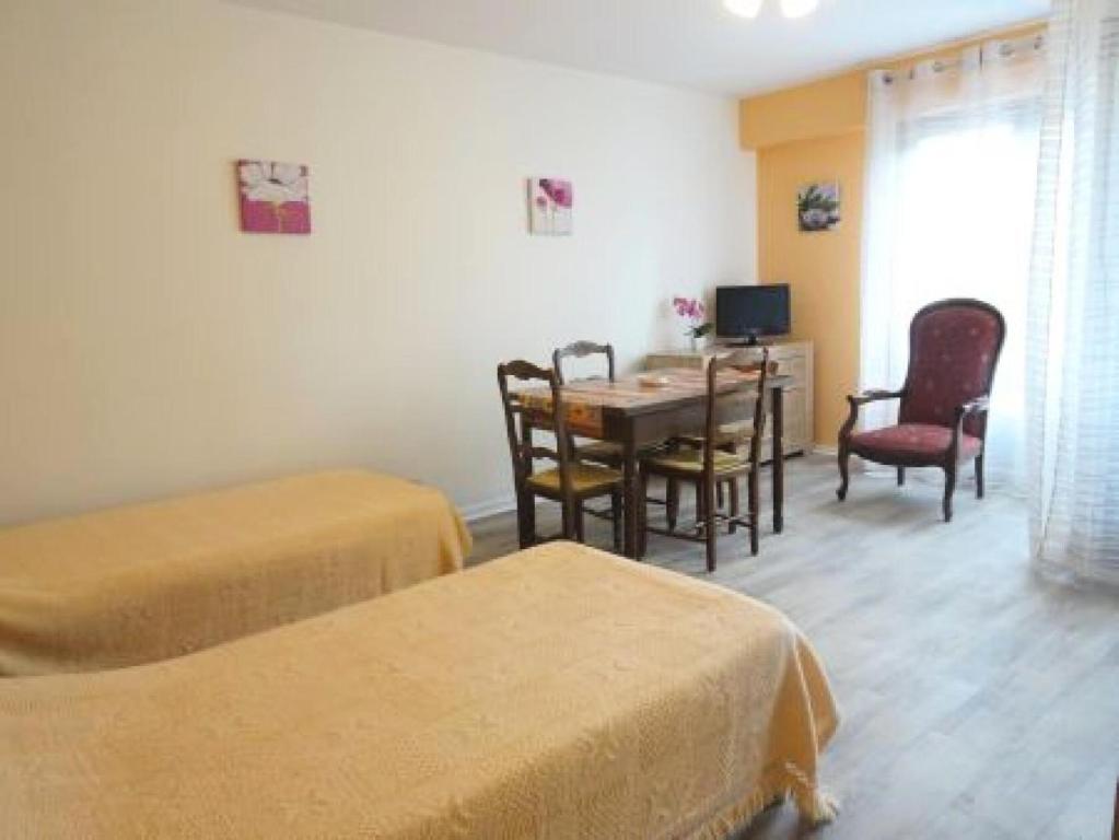 une chambre d'hôtel avec une table et une salle à manger dans l'établissement Résidence Le Chateau Durieux 4 - Tout confort pour ce studio bien situé ! MAE-6994, à Aix-les-Bains