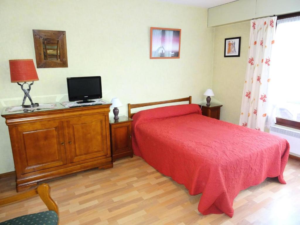 - une chambre avec un lit et une télévision sur une armoire dans l'établissement Résidence Le Chateau Durieux 3 - Au calme avec vue dégagée, studio 2 personnes ! MAE-7334, à Aix-les-Bains