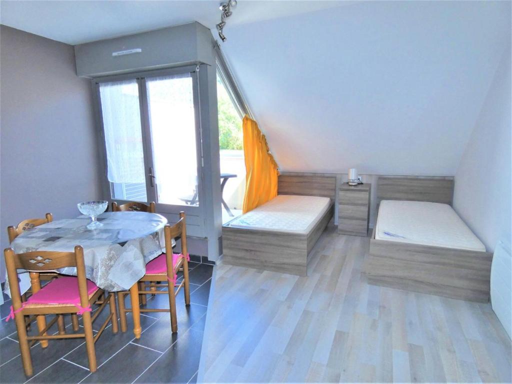 Cette chambre comprend une table, des chaises, une table et une fenêtre. dans l'établissement Résidence Le Chateau Durieux 2 - Studio proche commerces ! MAE-7214, à Aix-les-Bains