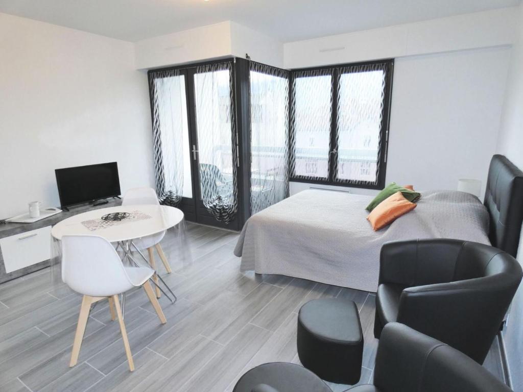 une chambre avec un lit, une table et des chaises dans l'établissement Résidence Le Chateau Durieux 3 - Joli petit studio 2 personnes ! MAE-7354, à Aix-les-Bains