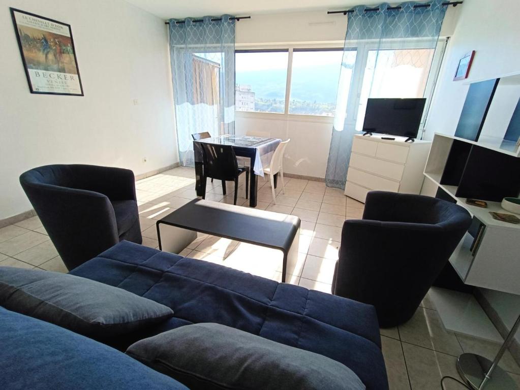 un salon avec un canapé, des chaises et une table dans l'établissement Résidence Saint Christophe - Logement traversant, agréable et lumineux à 2 pas de la cure ! MAE-7244, à Aix-les-Bains