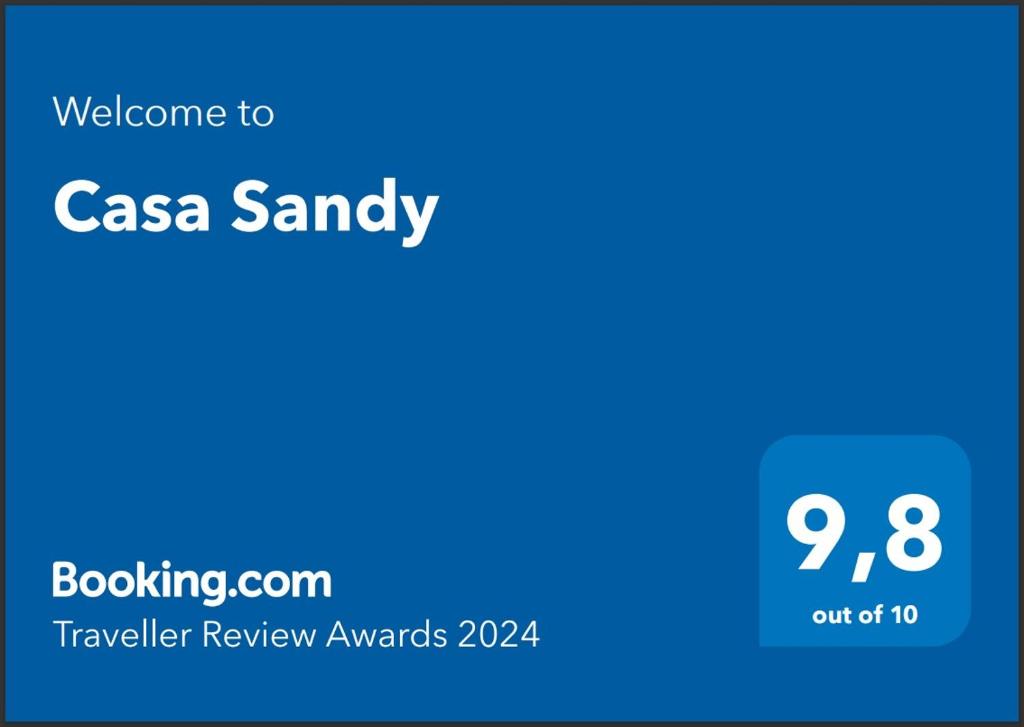 En logo, et sertifikat eller et firmaskilt på Casa Sandy