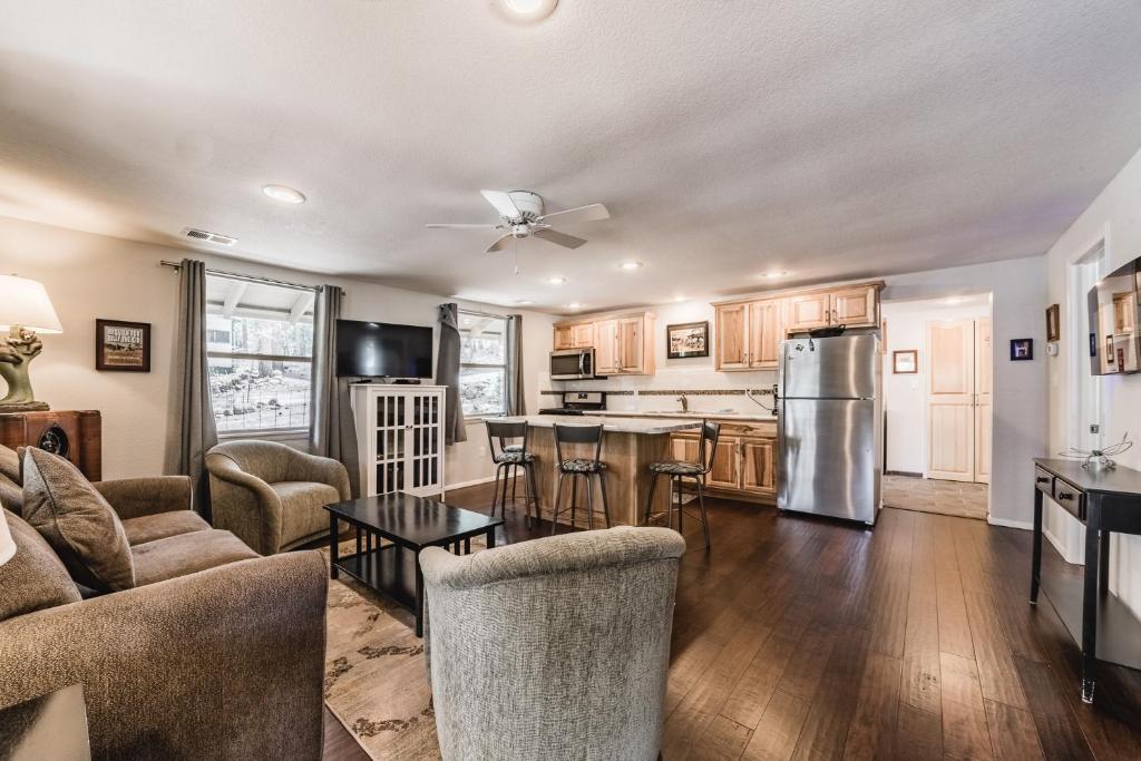 Η κουζίνα ή μικρή κουζίνα στο Miles Hacienda: Beautifully Remodeled, Centrally Located Ruidoso Cottage