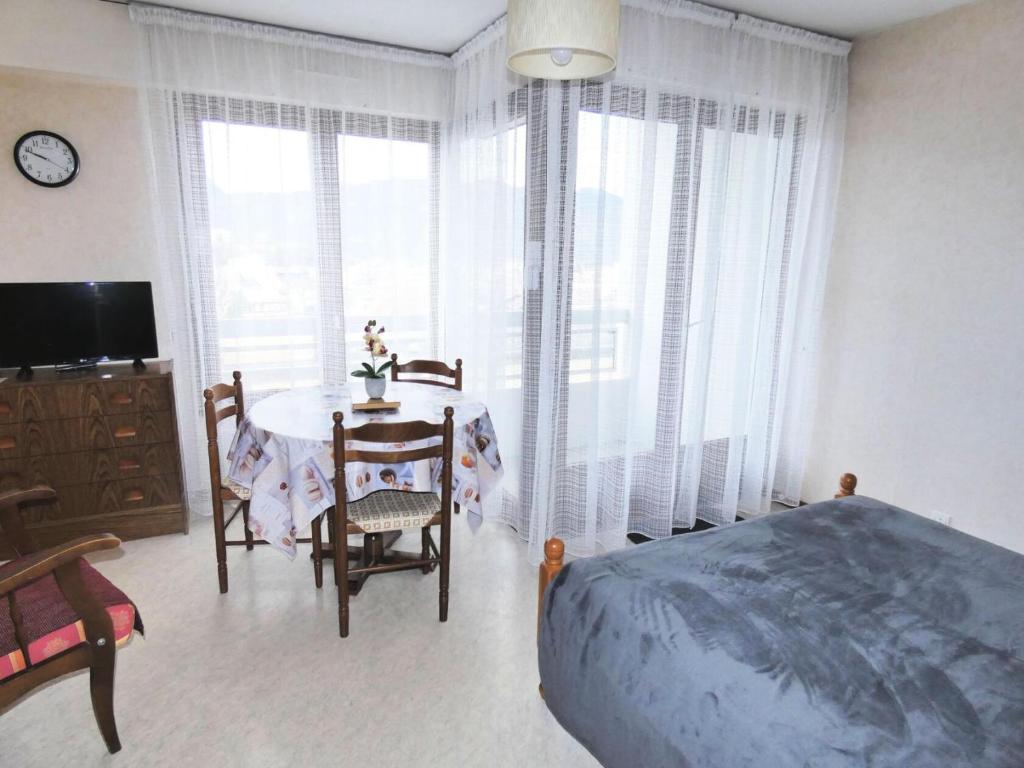 une chambre avec une table, des chaises et un lit dans l'établissement Résidence Le Chateau Durieux 4 - Vue agréable pour ce studio tout confort ! MAE-7734, à Aix-les-Bains