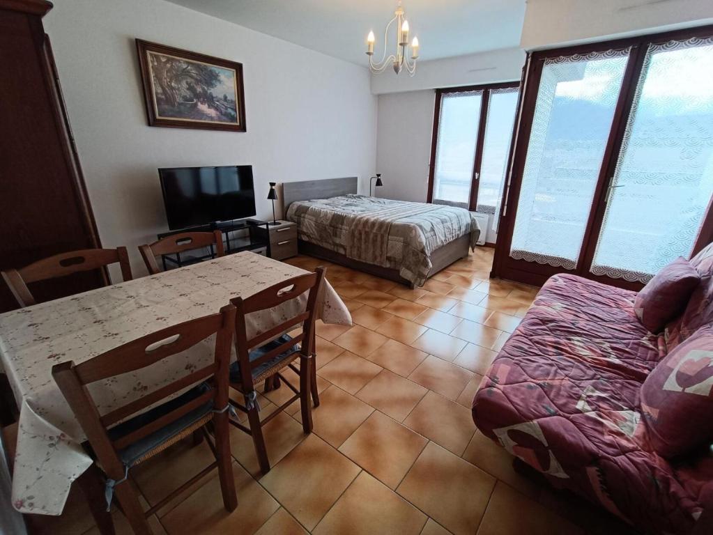 - un salon avec une table, un lit et une télévision dans l'établissement Résidence Le Chateau Durieux 4 - Studio proche tous commerces, fonctionnel ! MAE-7484, à Aix-les-Bains