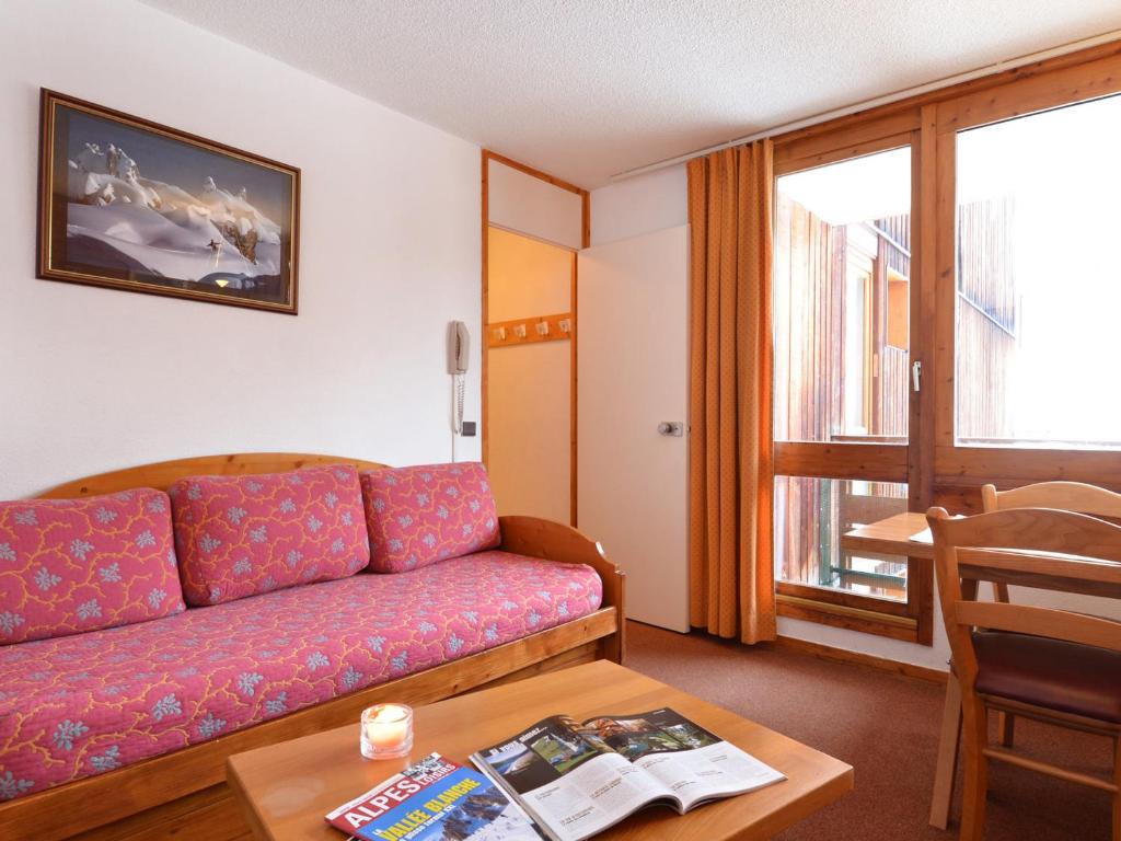 een woonkamer met een bank en een tafel bij Appartement Plagne Bellecôte, 2 pièces, 5 personnes - FR-1-181-2402 in La Plagne Tarentaise