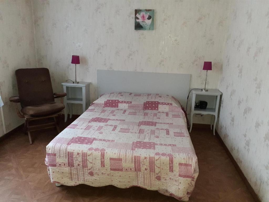 une chambre avec un lit et une chaise dans l'établissement Résidence Le Chateau Durieux 4 - Petit studo accueillant, proche tous commerces ! MAE-7714, à Aix-les-Bains