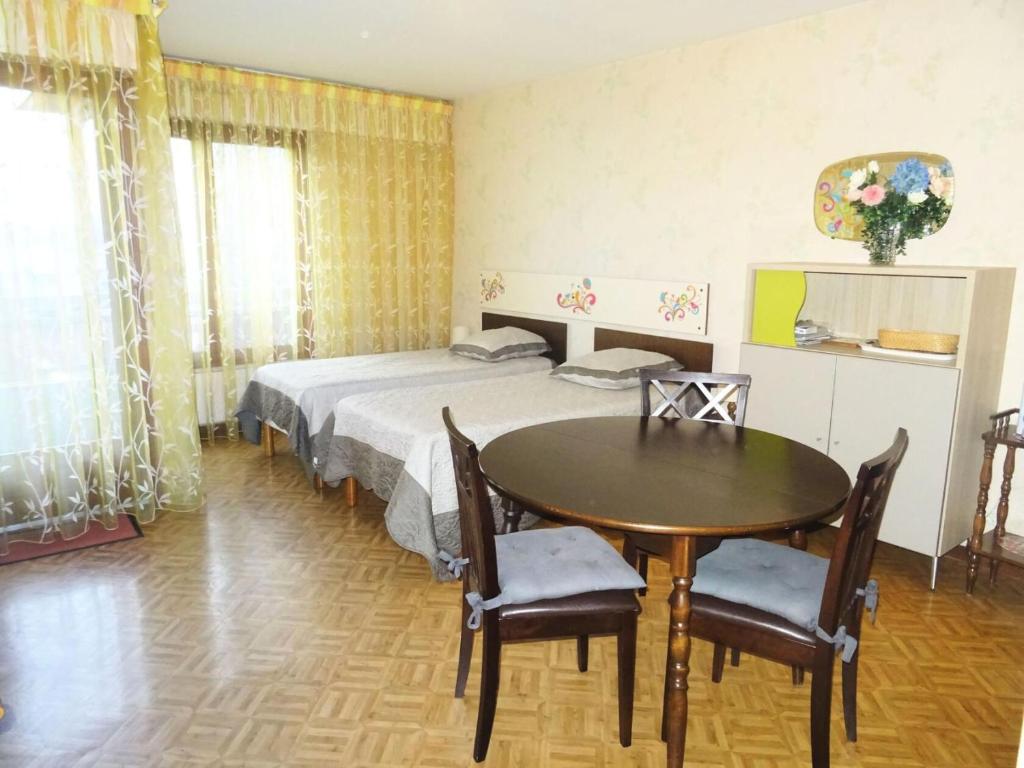 une chambre avec un lit, une table et des chaises dans l'établissement Résidence Le Chateau Durieux 3 - Au calme et spacieux studio ! MAE-7744, à Aix-les-Bains