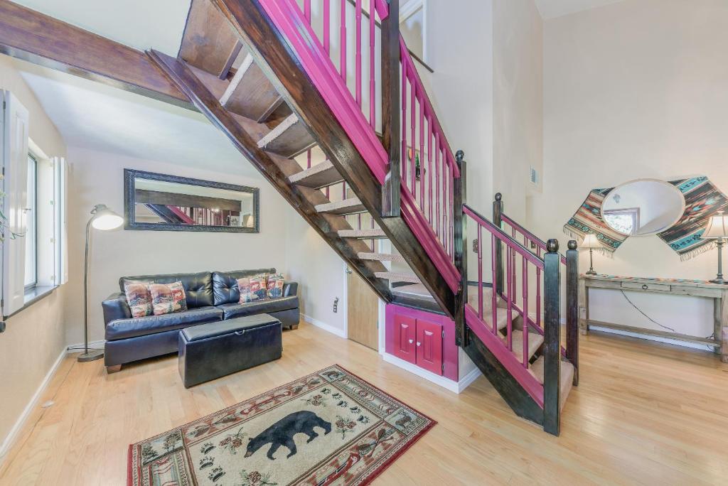 Istumisnurk majutusasutuses Sequioa Cottage: Feel the Love, Inside and Out!