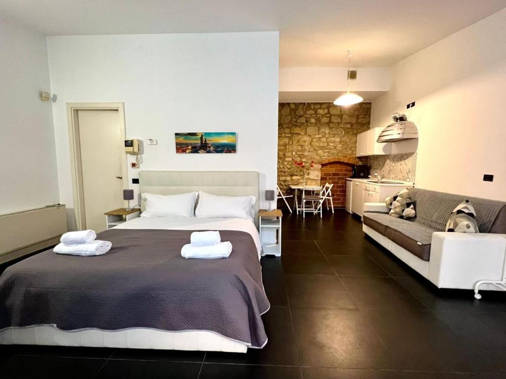 sypialnia z dużym łóżkiem z ręcznikami w obiekcie Bergamoincenter w Bergamo