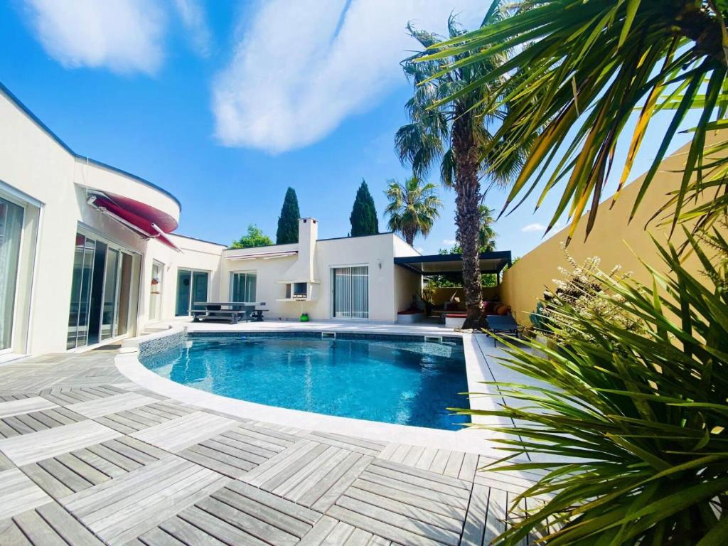 einen Pool im Hinterhof eines Hauses in der Unterkunft Villa Occitanie - Maisons & Villas pour 6 Personnes 084 in La Grande-Motte