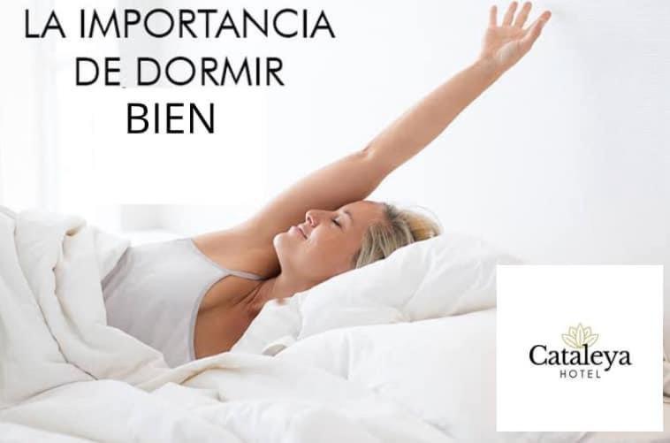Eine Frau im Bett mit erhobenem Arm in der Unterkunft Hotel Cataleya 