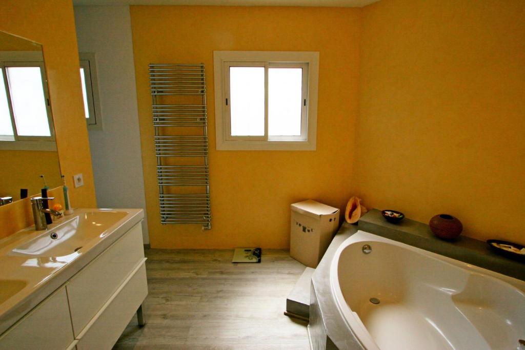 Kúpeľňa v ubytovaní Villa Occitanie - Villa 6 pers avec piscine quartier résidentiel MAE-4084