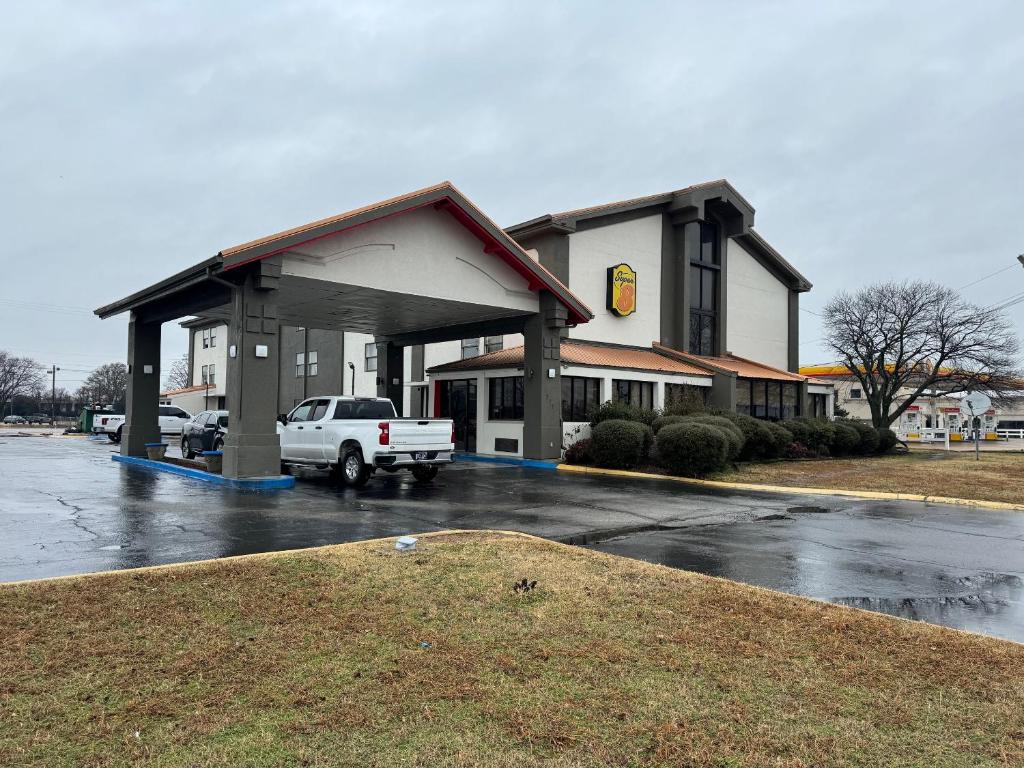 ブライズビルにあるSuper 8 by Wyndham Blythevilleの駐車場内の白いトラック付きガソリンスタンド