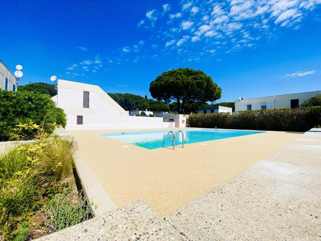 Bazén v ubytovaní Plein Soleil Iii - Maison proche de la plage et du centre ville MAE-4154 alebo v jeho blízkosti