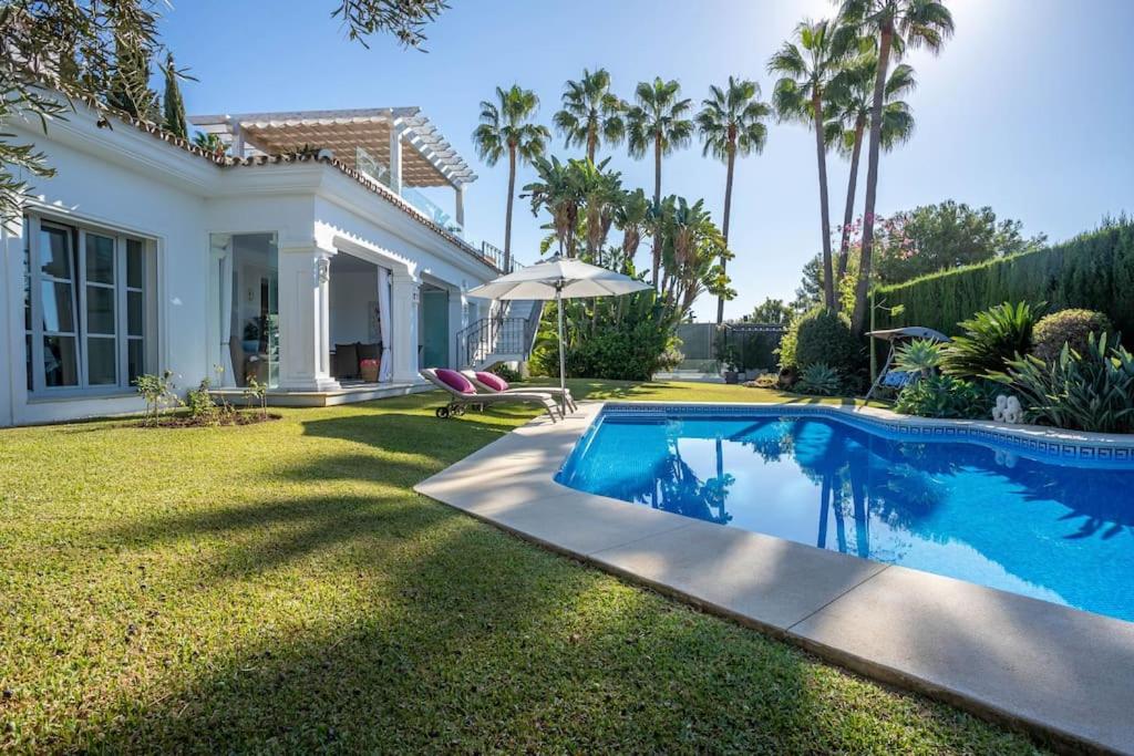 een zwembad in de tuin van een huis bij Villaflair - Marbella Sea View in Marbella