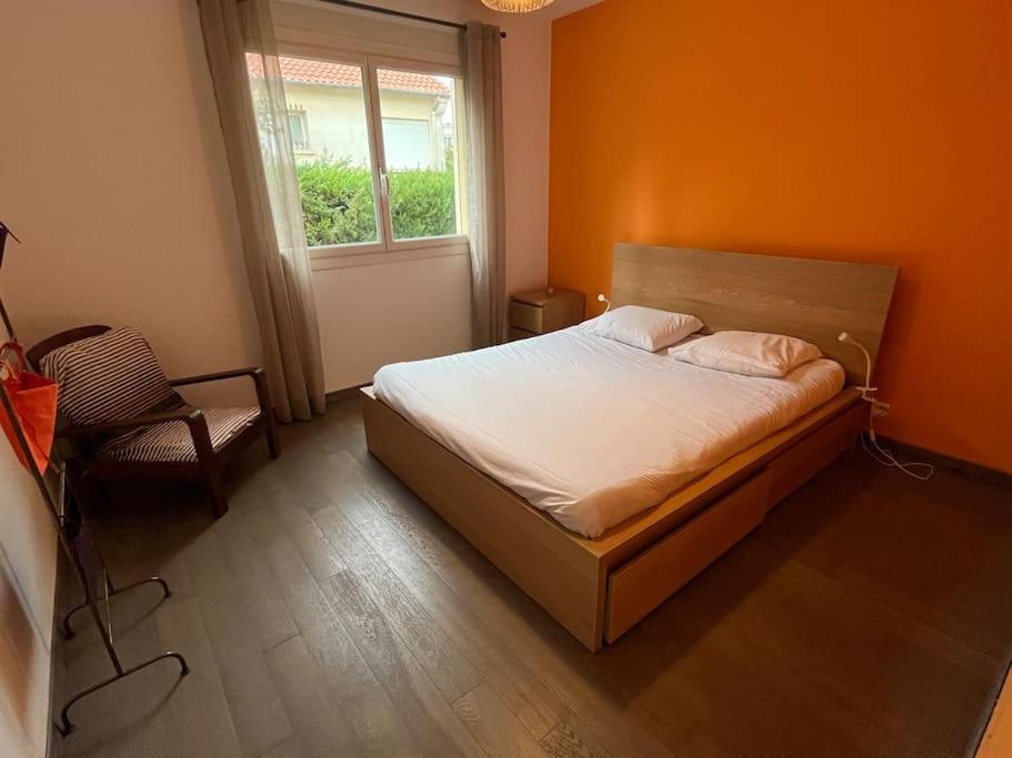 um quarto com uma cama, uma janela e uma cadeira em Rêve cosy - Arceaux * Spacieux F3 * proche tram * wifi * parking em Montpellier