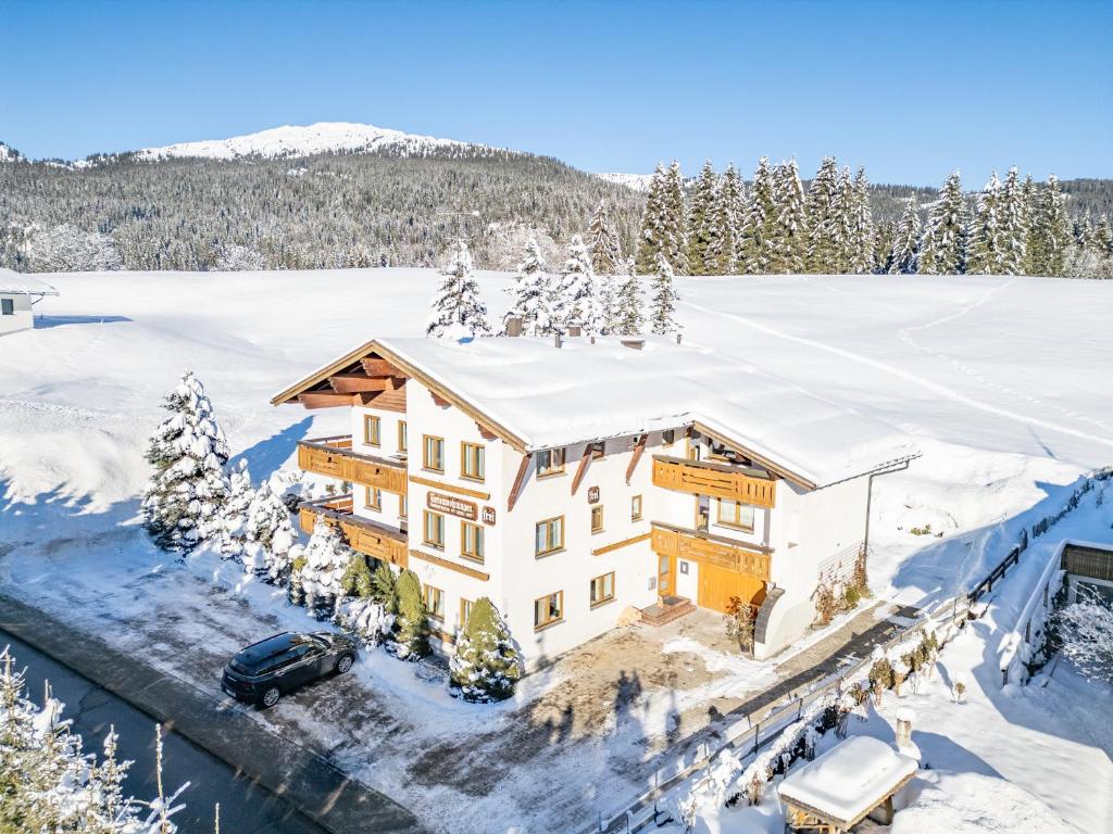 una vista aerea di una casa nella neve di Lichterberg a Hirschegg
