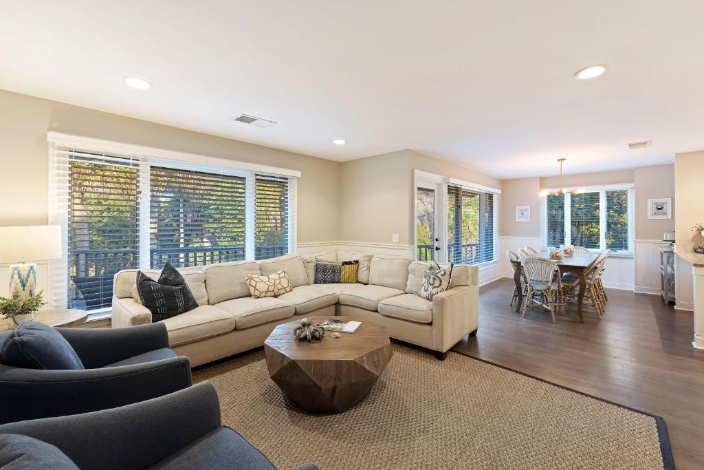 1381 Fairway Oaks, Kiawah Island (updated prices 2024)